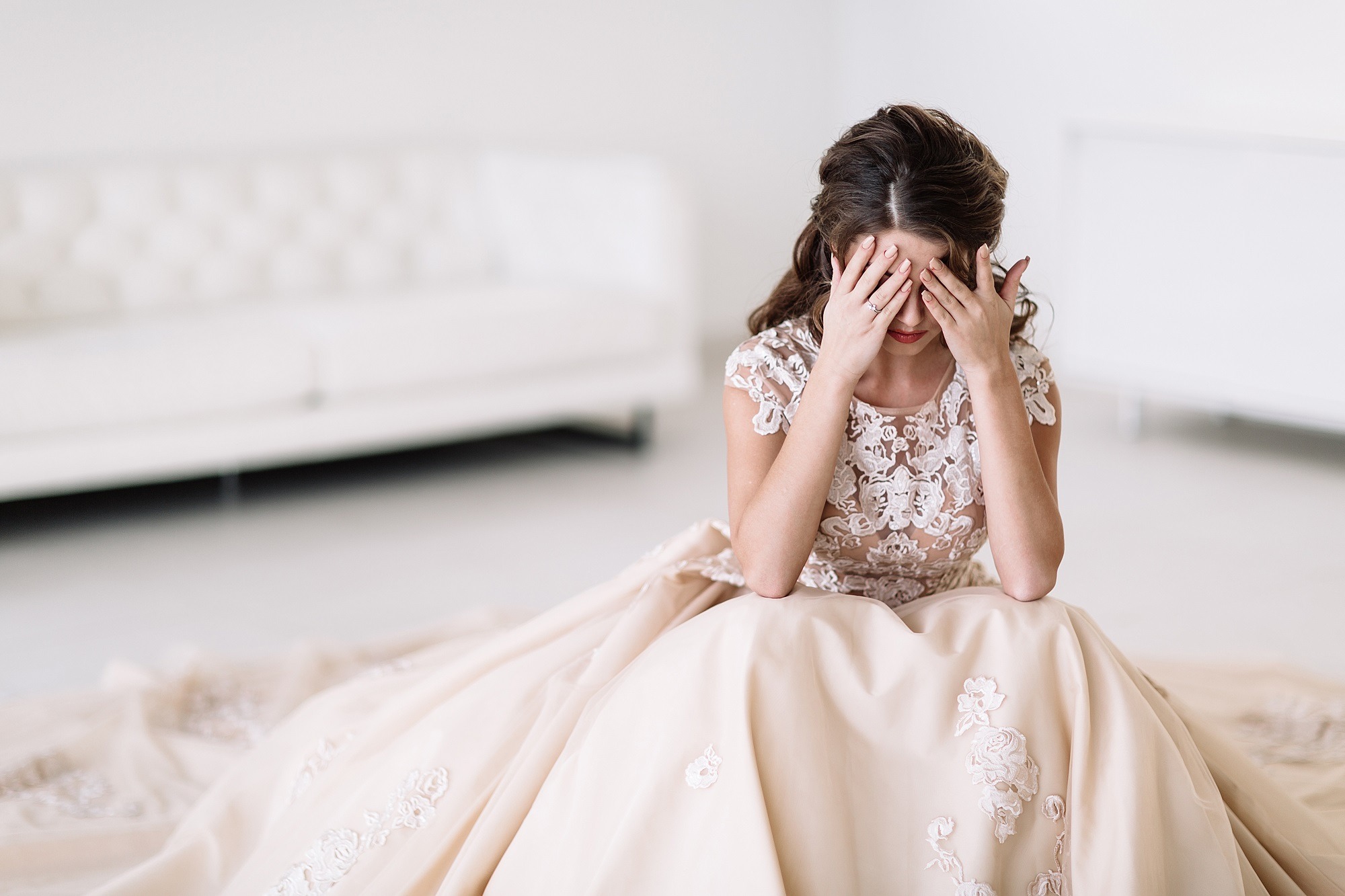 Ожидание извинений. Невеста плачет. Невеста. Грустная невеста. Грустная девушка в свадебном платье.